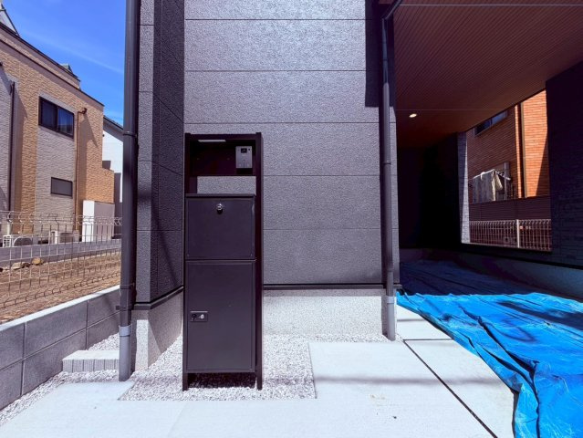 【その他】 | 豊島区千早４丁目　新築戸建て | 不在時でも荷物を受け取れる、便利な宅配ボックス付きです