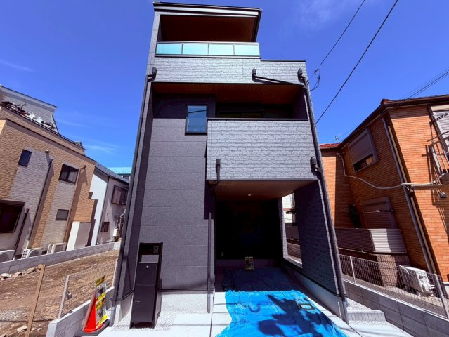 【外観】 | 豊島区千早４丁目　新築戸建て | 街並みに溶け込みつつ存在感を放つ、洗練された美しい外観
