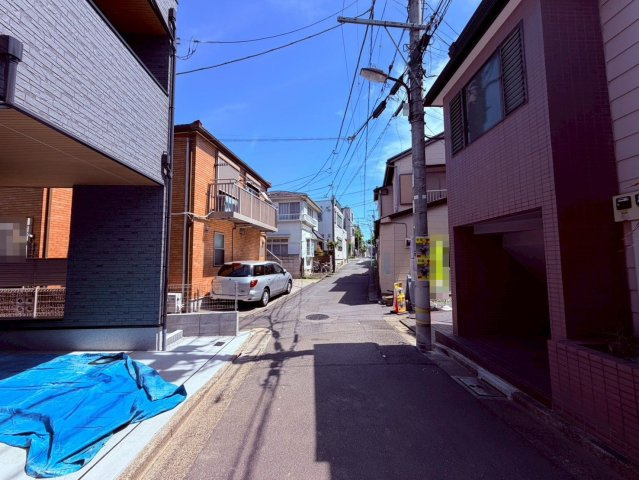【前面道路含む現地写真】 | 豊島区千早４丁目　新築戸建て | 落ち着いた住宅街の一角、ゆったり過ごせる住環境です