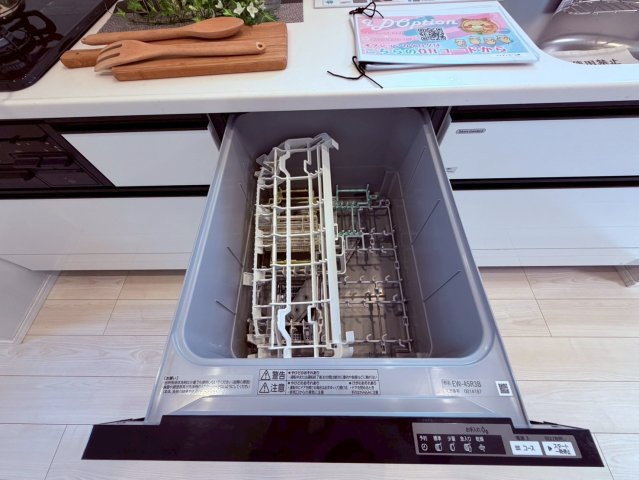 【キッチン】 | 豊島区千早４丁目　新築戸建て | 食洗機付きで、後片付けの手間を軽減し家事効率が向上します