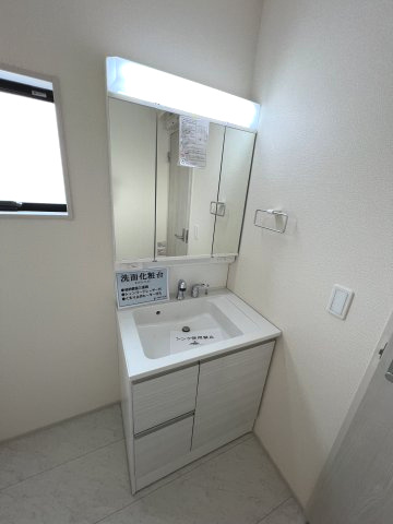 あきる野市伊奈　新築戸建全15棟の洗面所|身だしなみを整えやすく、収納たっぷりの三面鏡付洗面化粧台☆