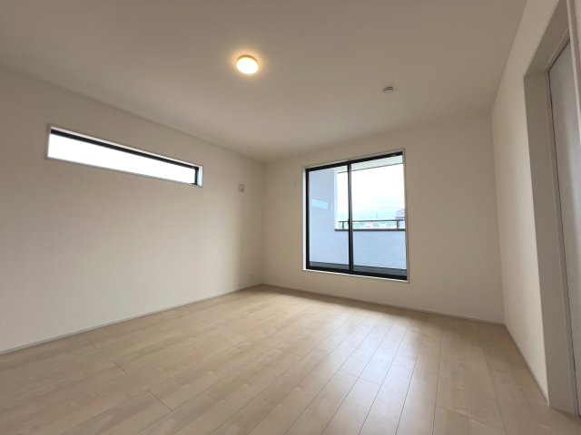 あきる野市伊奈　新築戸建全15棟の洋室|【洋室3】広々9.0帖！！バルコニーに面した明るい室内♪