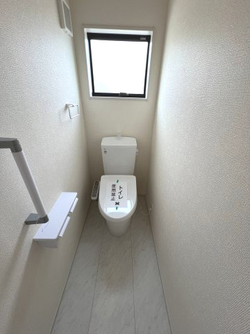 あきる野市伊奈　新築戸建全15棟のトイレ|温水洗浄付きのトイレです｡もちろん窓もあり換気もしっかりできます｡トイレはいつもキレイに保ちたいスペースですよね☆