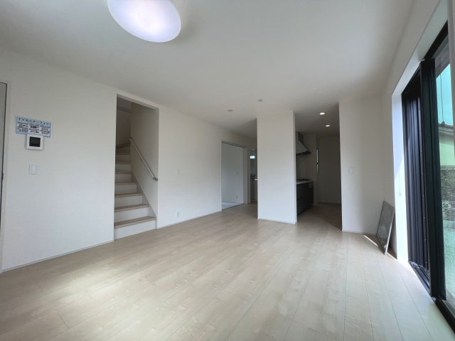 あきる野市伊奈　新築戸建全15棟の居間・リビング|外出や帰宅時に必ずリビングを通る動線。顔を合わせる機会が増え、家族のコミュニケーションが充実します。