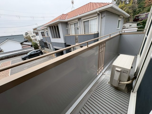 シャーメゾン逆瀬川A棟のバルコニー|お洗濯にも便利なバルコニー付き