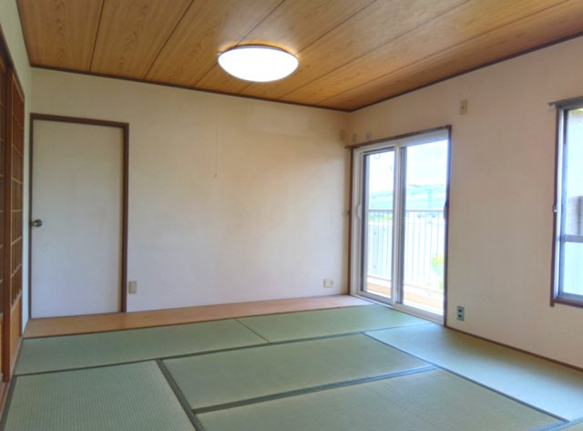 東仁川団地四号棟の和室|和室ならではの温かな和の空間で寛ぎの時間を過ごせます。
家族で団欒とお過ごしください。表替えされた畳です。