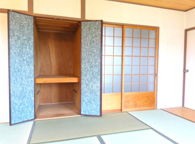 東仁川団地四号棟の和室|収納の中が広いので多用途にご活用いただけます。