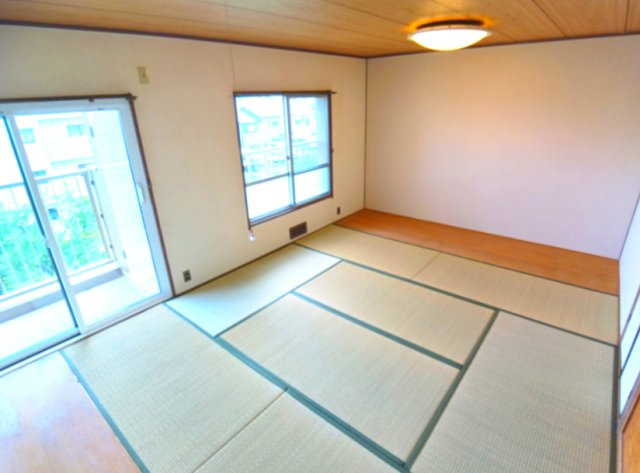 東仁川団地四号棟の和室|和室ならではの温かな和の空間で寛ぎの時間を過ごせます。
家族で団欒とお過ごしください。表替えされた畳です。