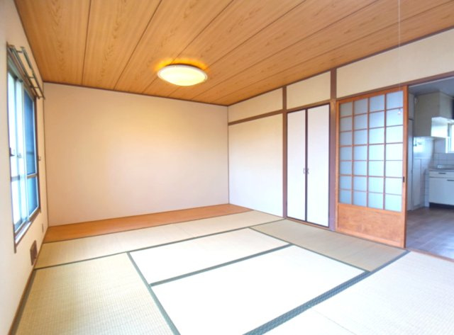 東仁川団地四号棟の和室|落ち着いた雰囲気の和室付きです(約10.5帖)
表替えされた、風合いのある綺麗な畳です。