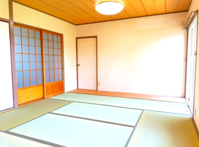 東仁川団地四号棟の和室|落ち着いた雰囲気の和室付きです(約10.5帖)
表替えされた、風合いのある綺麗な畳です。