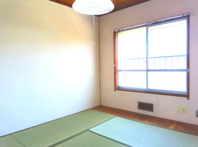 東仁川団地四号棟の和室|ゆったりとくつろげる和室です。北側和室(約4.5帖)。
表替えされた畳です。