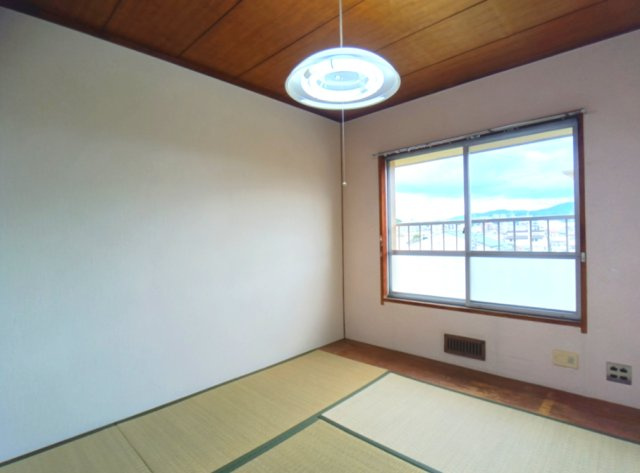 東仁川団地四号棟の和室|ゆったりとくつろげる和室です。北側和室(約4.5帖)。
表替えされた畳です。
