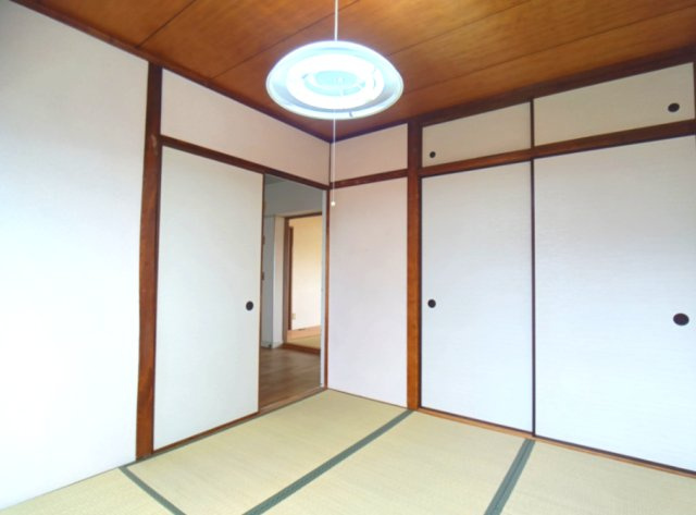 東仁川団地四号棟の和室|柔らかい畳が心地よい和室