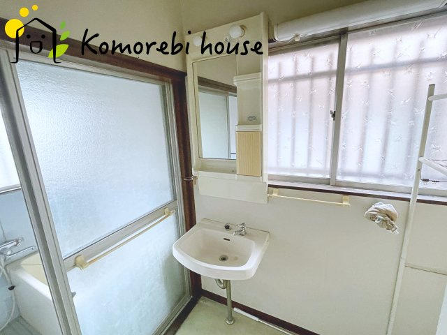 上尾市本町二丁目　中古一戸建ての独立洗面台|朝の支度にも助かる、独立の洗髪洗面化粧台