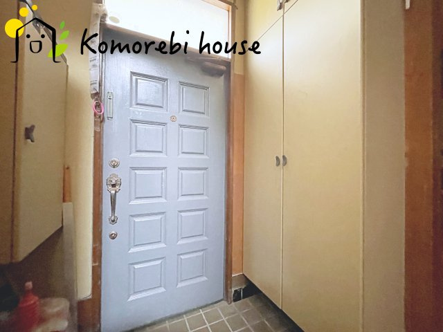 上尾市本町二丁目　中古一戸建ての玄関|収納もある玄関です
