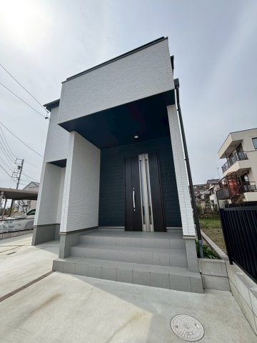 林島築浅純白多機能戸建のエントランス