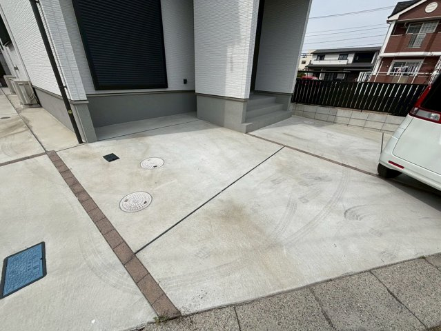 林島築浅純白多機能戸建の駐車場