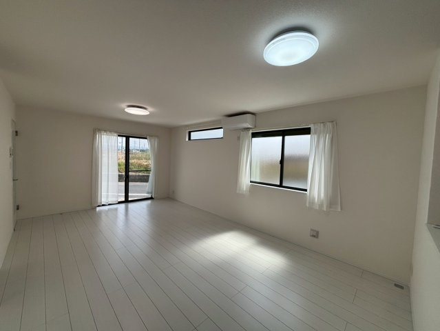 林島築浅純白多機能戸建の居間・リビング