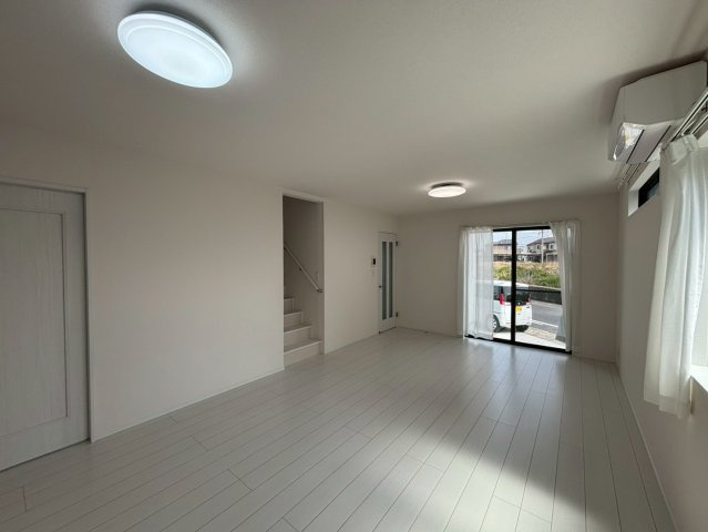 林島築浅純白多機能戸建の居間・リビング