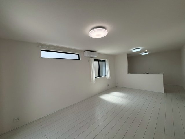 林島築浅純白多機能戸建の居間・リビング