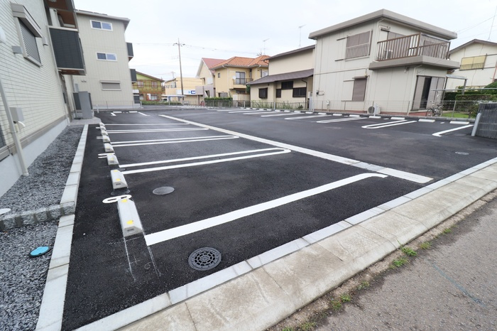 D-Invest栄町の駐車場