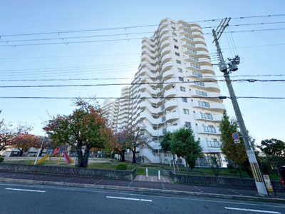 【外観】 | フェルティ・メイツ泉ヶ丘参番館 | お手入れされた植栽が目を和ませてくれます♪