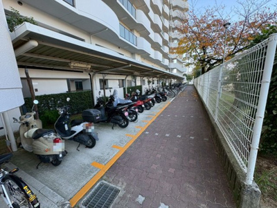 【その他】 | フェルティ・メイツ泉ヶ丘参番館 | 屋根付きのバイク置場です♪