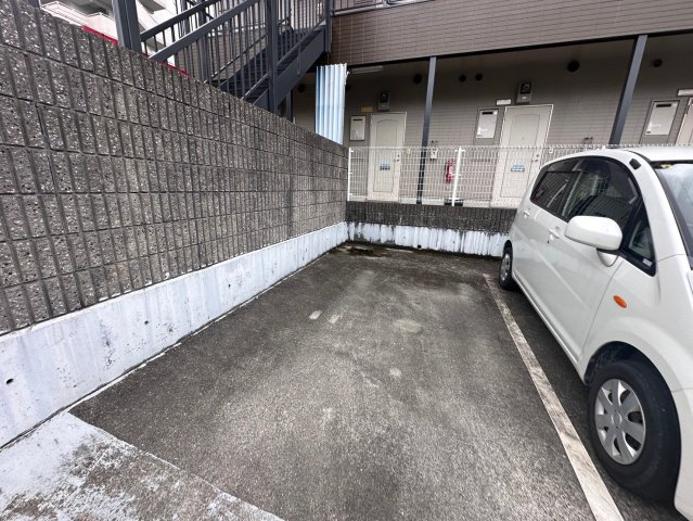 AIAI　1Kハイツの駐車場