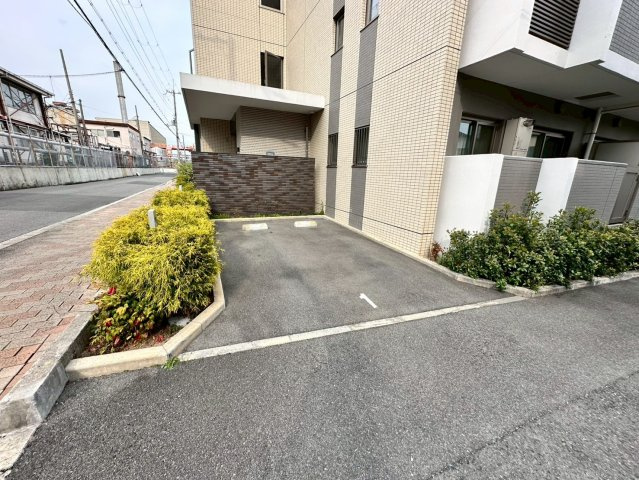 グランディールSUEHIROの駐車場