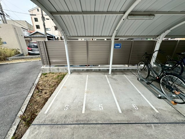 グランディールSUEHIROの駐車場