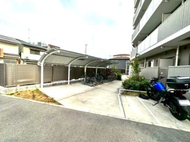 グランディールSUEHIROの駐車場