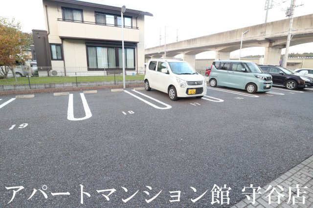 Sidethree Bの駐車場