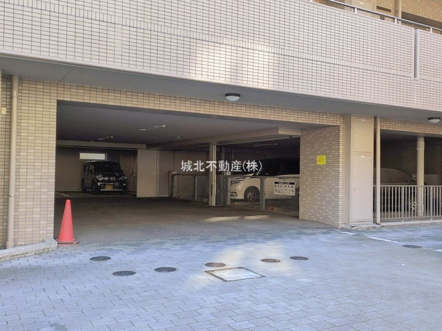 サーパス芦花公園の駐車場