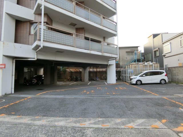 メゾン摂津の駐車場