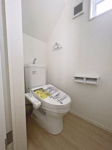 新築戸建・新築建売　郡山市安積町笹川第7　永盛小・安積中のトイレ|白を基調としており小窓で換気ができるので清潔感のある空間。ペーパーホルダーが2つあるのも便利です！