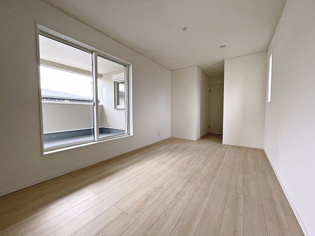 新築戸建・新築建売　郡山市安積町笹川第7　永盛小・安積中の洋室|バルコニーに面しており大きな窓から日差しが入るので気持ちの良いプライベート空間です！