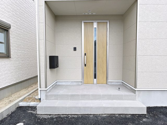新築戸建・新築建売　郡山市安積町笹川第7　永盛小・安積中の玄関|モニター付きインターホンで訪問者を確認できるので、防犯対策やプライバシー保護など安心です！