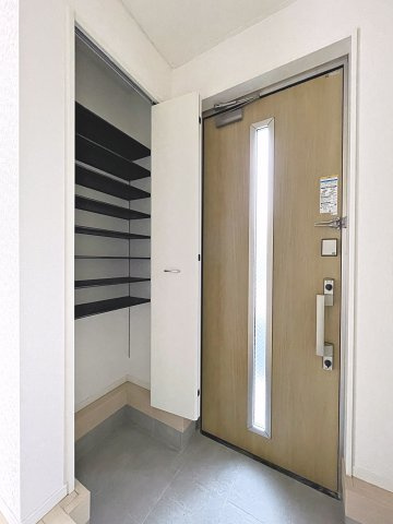 新築戸建・新築建売　郡山市安積町笹川第7　永盛小・安積中の玄関|大容量のシューズボックスがあり収納豊富な玄関スペース。玄関ドアから日差しが入り明るいです！