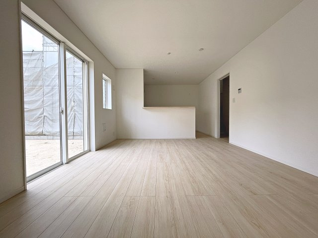 新築戸建・新築建売　郡山市安積町笹川第7　永盛小・安積中の居間・リビング|南側の大きな窓から日差しが入り明るいリビングはご家族皆さんの憩いの場です！