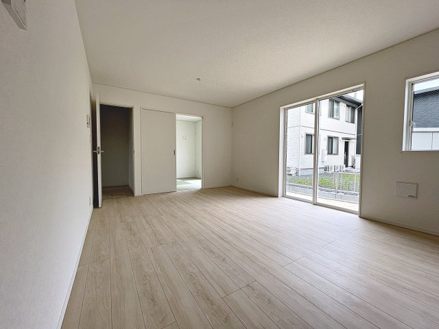 新築戸建・新築建売　郡山市安積町笹川第7　永盛小・安積中の居間・リビング|広々としたリビング！ゆとりのあるスペースで自然と家族が集まる空間です！