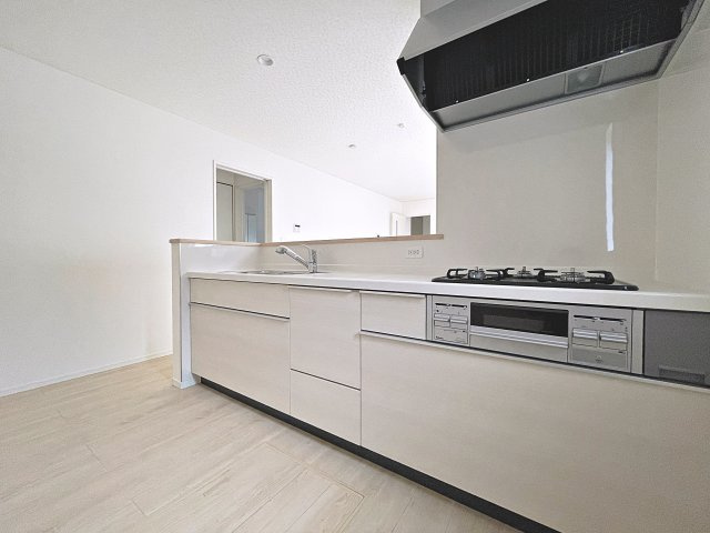 新築戸建・新築建売　郡山市安積町笹川第7　永盛小・安積中のキッチン|キッチンの前にダイニングテーブルを設置すれば、お料理の配膳もスムーズです！