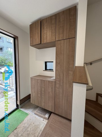 藤沢市大庭5221番　新築戸建　全3棟C号棟の玄関|シューズボックス