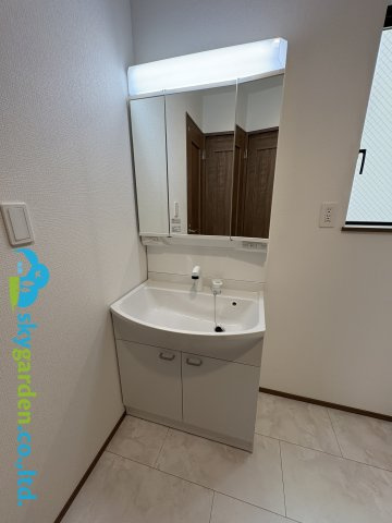 藤沢市大庭5221番　新築戸建　全3棟C号棟の独立洗面台|三面鏡付き洗面化粧台