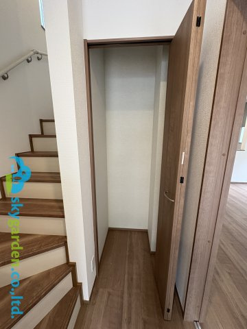 藤沢市大庭5221番　新築戸建　全3棟C号棟の収納|玄関ホールにある収納