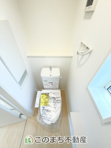 CRADLEGARDEN真岡市並木町第7のトイレ|小窓から換気ができて清潔なトイレスペース☆