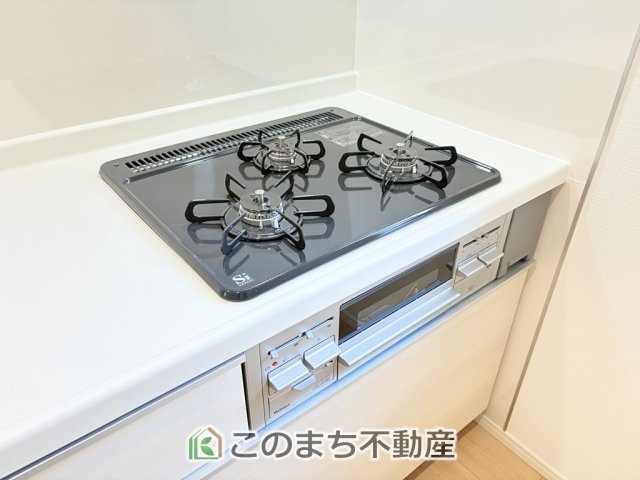 CRADLEGARDEN真岡市並木町第7のキッチン|三ツ口コンロ採用で、同時調理もスムーズ◎！お料理を並べられるカウンター付きで、配膳・片付けをサポート！リビングで過ごすご家族とコミュニケーションを楽しみながら作業可能です♪