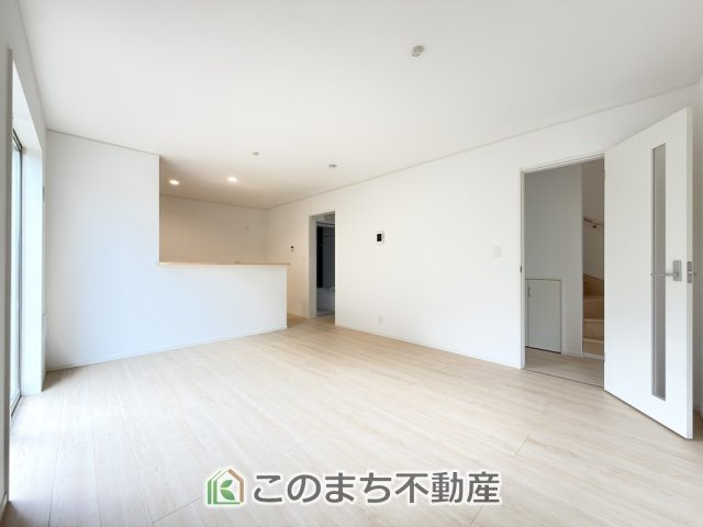CRADLEGARDEN真岡市並木町第7の居間・リビング|開放感のある広々としたリビング☆家族みんなでゆったりくつろげます♪
南側から暖かな日差しが差し込みます♪キッチンからリビングの様子がよく見渡せます☆
