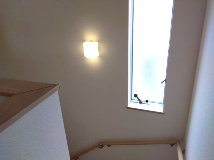 売中古戸建　三島市谷田の内装|安全に配慮したかね折れ階段です。階段には手摺があり安心です。上部に窓があるので明るくなっています。