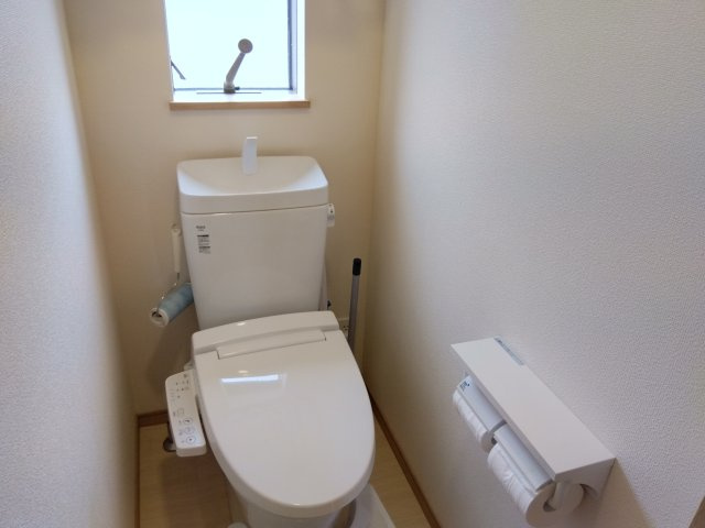 売中古戸建　三島市谷田のトイレ|トイレが各階にあります。忙しい朝や、ファミリー世帯は助かりますね。