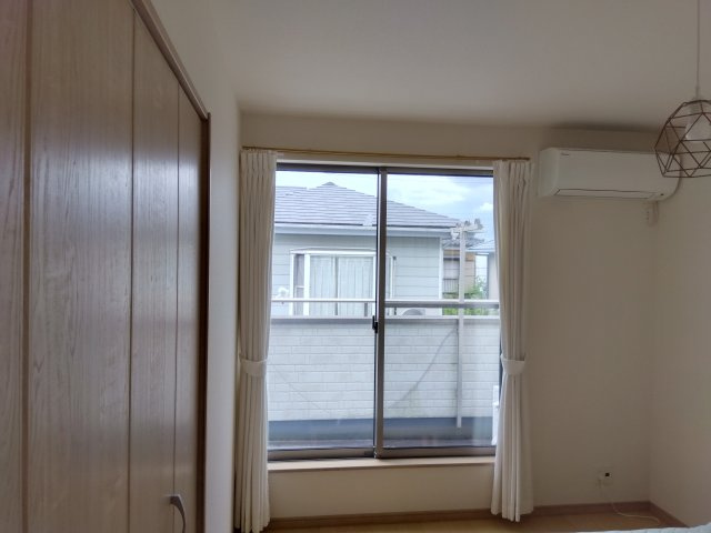 売中古戸建　三島市谷田の洋室|窓が多く心地の良い空間となっています。好きなカーテンを選んで自分だけの空間作りが楽しめます。
